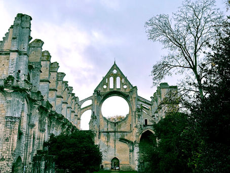 Illustratrice live au mariage de l’Abbaye de Longpont : une parution sur La Sœur de la Mariée