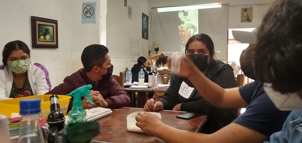 Vista de un adolescente estudiando en un espacio ordenado y tranquilo