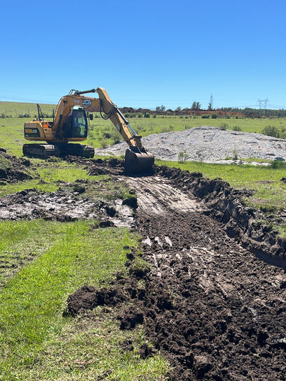 Alquiler de máquinas, Retroexcavadora, camino rural 