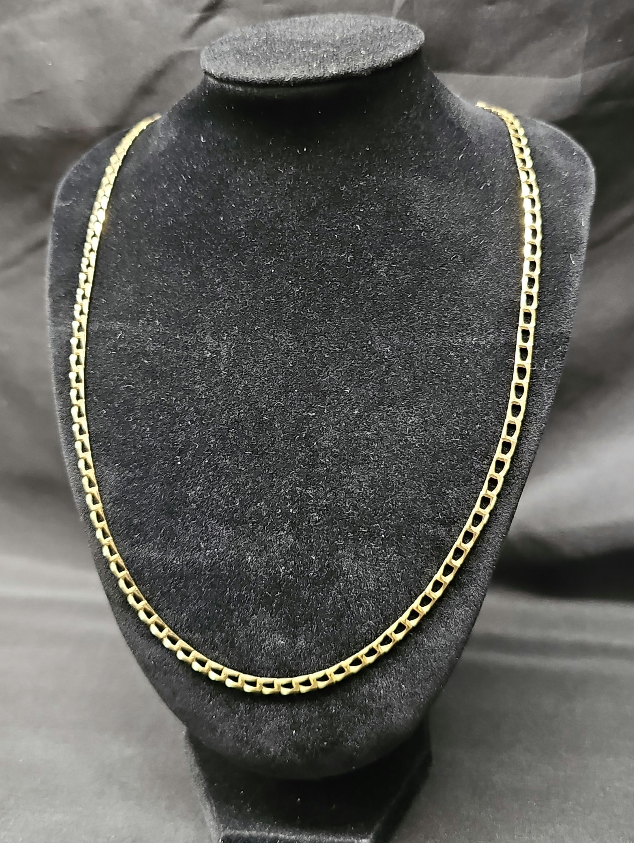 28" 9ct Gold Square Curbed Style Chain