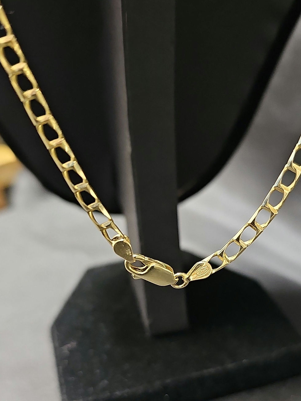 Thumbnail: 28" 9ct Gold Square Curbed Style Chain