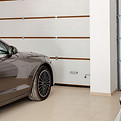 Auto in einer Garage