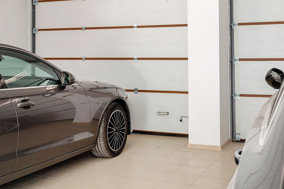 Voiture dans un garage