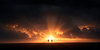 Deux personnes au lever du soleil devant un ciel nuageux, symbole de santé, bien-être et réathlétisation.