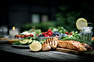 Plat équilibré de saumon avec légumes et fruits frais, représentant une alimentation saine et diététique.