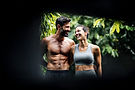 Couple souriant torse nu après une séance de sport en plein air, illustrant la remise en forme et le bien-être.