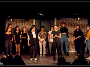 groupe d'ados de 12 à 17 ans dans un cours de théâtre à Paris 3