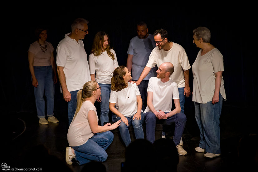 Troupe de théâtre improvisant une scène sur scène.
