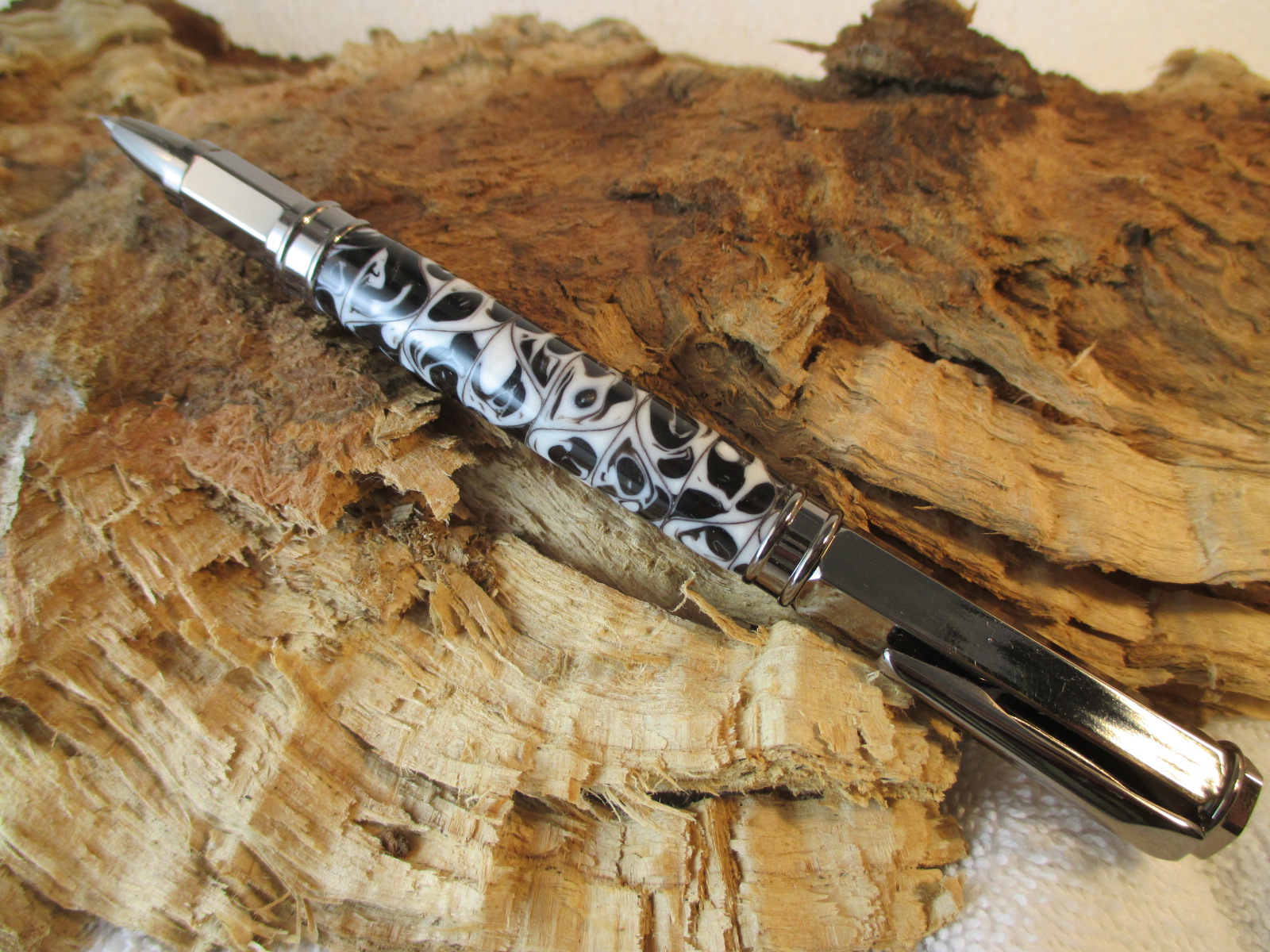 Vertex Black and White Acrylic Pen