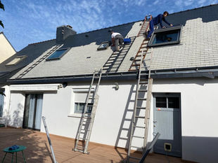 Travaux de toiture en ardoise réalisés par une équipe de couvreurs