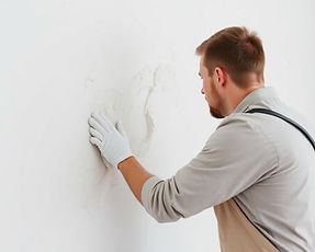 Application d’enduit mural par plaquiste pour lisser une surface avant finition peinture intérieure