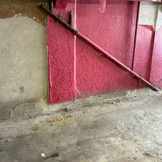 Cave ou sous-sol nettoyé après débarras avec murs et sol remis en état