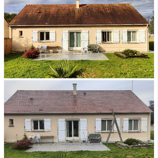 Avant après nettoyage de toiture avec démoussage complet et rénovation des tuiles sur maison individuelle