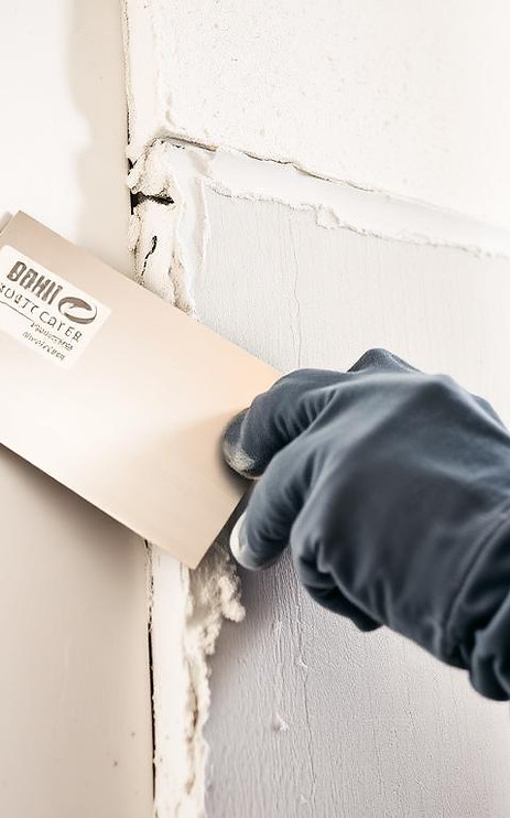 Application d’enduit sur joint de plaque de plâtre pour finition murale lisse et préparation avant peinture