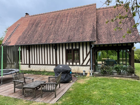 Maison normande avec toiture en tuiles rénovée, travaux de couverture et amélioration de l’étanchéité réalisés par couvreur professionnel.