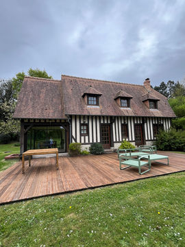 Toiture bac acier rénovée : Pose bac acier neuf avec finitions étanches et intégration fenêtre de toit.