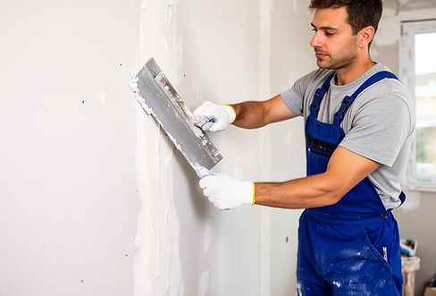 Travaux de plâtrerie avec lissage d’enduit sur mur en rénovation par un professionnel du placo