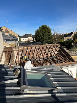 Toiture ardoise avant travaux : Ancienne couverture en ardoise nécessitant rénovation et reprise d’étanchéité.