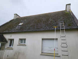 Toiture en ardoise encrassée avant nettoyage et démoussage