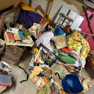 Accumulation d’objets et meubles à évacuer lors d’un débarras de maison