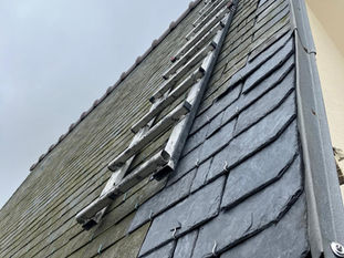 Accès sécurisé sur toiture en ardoise pour inspection et travaux de couverture