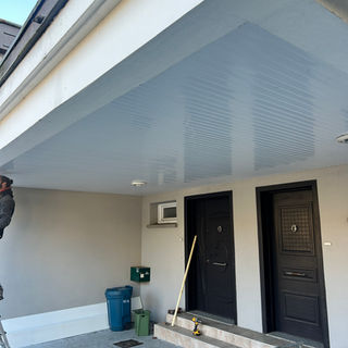 Habillage de sous-toiture en PVC blanc avec finition propre sous avancée de toit