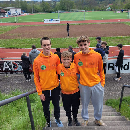 Finn, Jan und Mats vertreten die Farben des Laufteams bei den Hessischen Langstrecken-Meisterschaften in Hünfeld