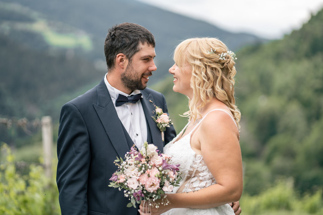 Hochzeitsfoto mit jungem Brautpaar