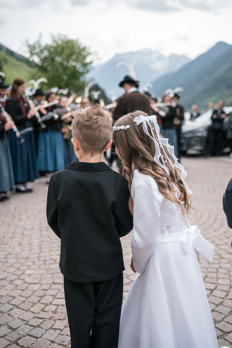 Erstkommunionskinder und Festplatz mit Musikanten