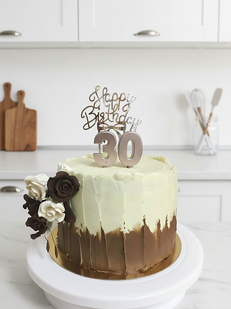 30-geburtstagstorte-mit-gold-akzenten-und-hellem-k-chenhintergrund.png