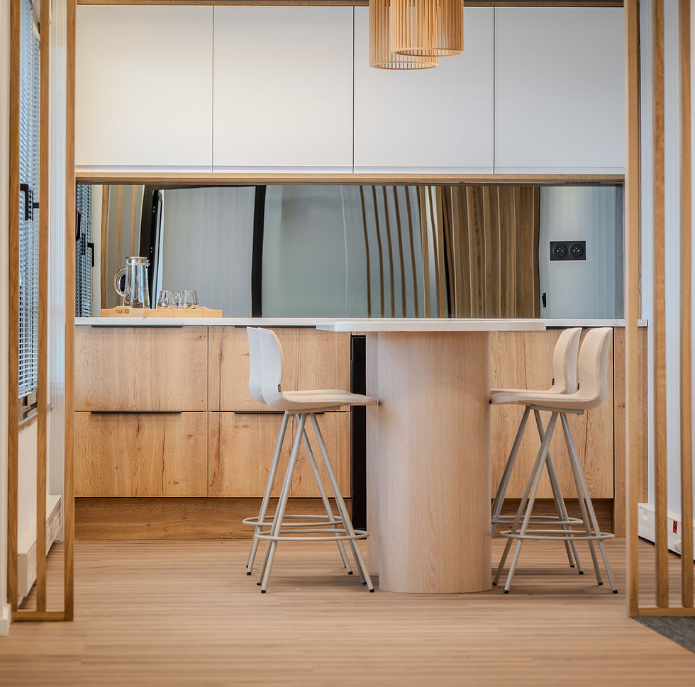 Coin café avec cuisine en bois et tabourets, bureaux Baker Tilly – contractant général JéRi