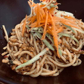 Spaghetti with spinach and raw mango shreds