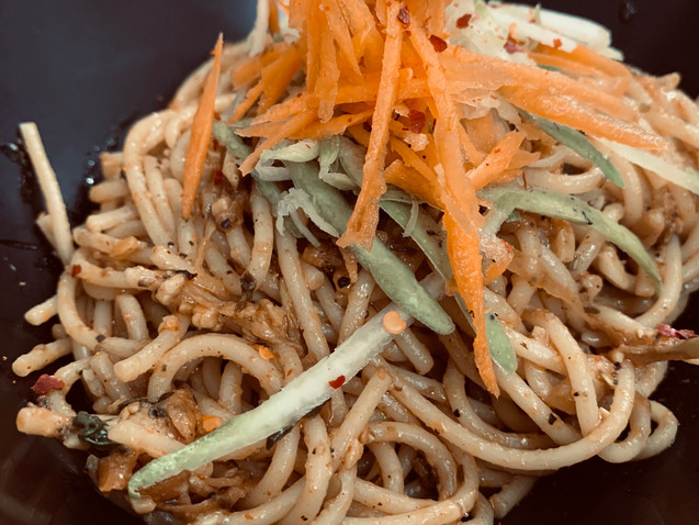 Spaghetti with spinach and raw mango shreds