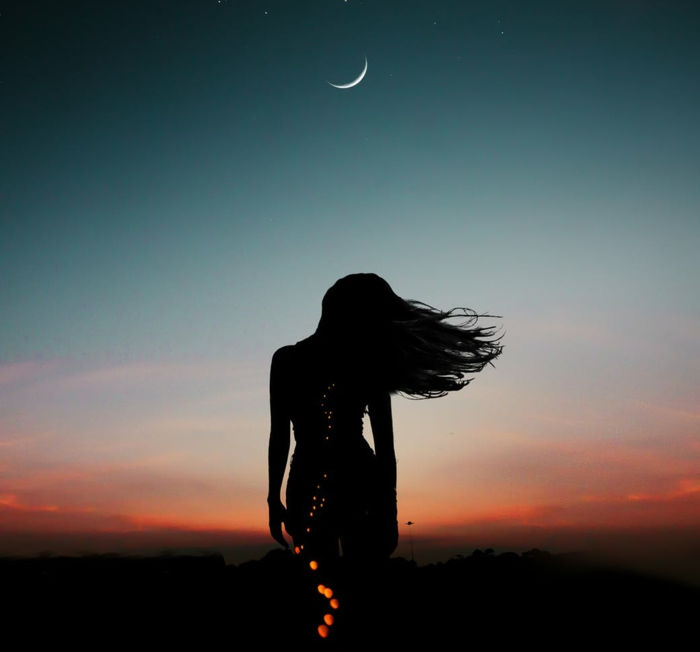 mujer-pelo-suelto-unas-luna-creciente-ci