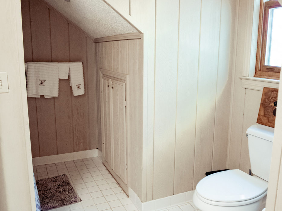 The WildTail Room toilet at Turkey Ridge Plantation