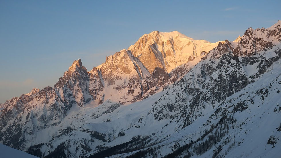 Fig. 1 - Il Monte Bianco illuminato dal sole nascente