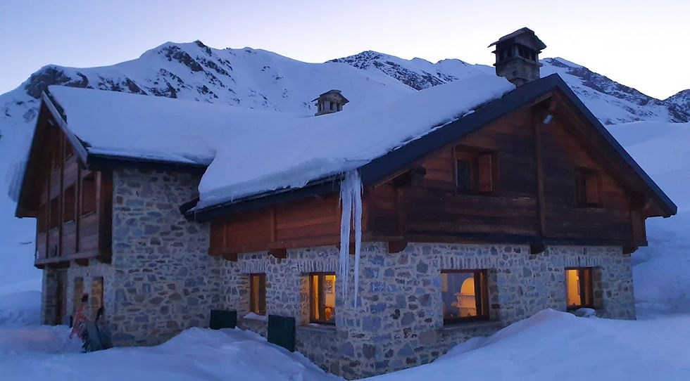 Fig. 2 - Il rifugio Bonatti all'alba