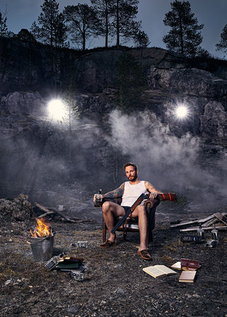 Erlend Osnes sin plakat til hans gjennombruddshow Av familiære årsaker fotografert av Raymond Engmark, Oslo