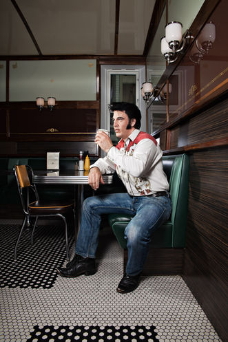 Portrett av Kjell Elvis på Nighthawk Diner i Oslo - Fotograf Raymond Engmark, Oslo