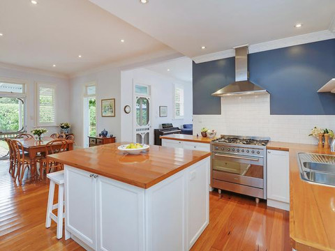 Brighten up & bring your tired kitchen to a new & fresh look with paint.
We paint your ceiling, walls, kitchen cabinets, island lowers, wall uppers, doors, windows & frames to modernise your home today.