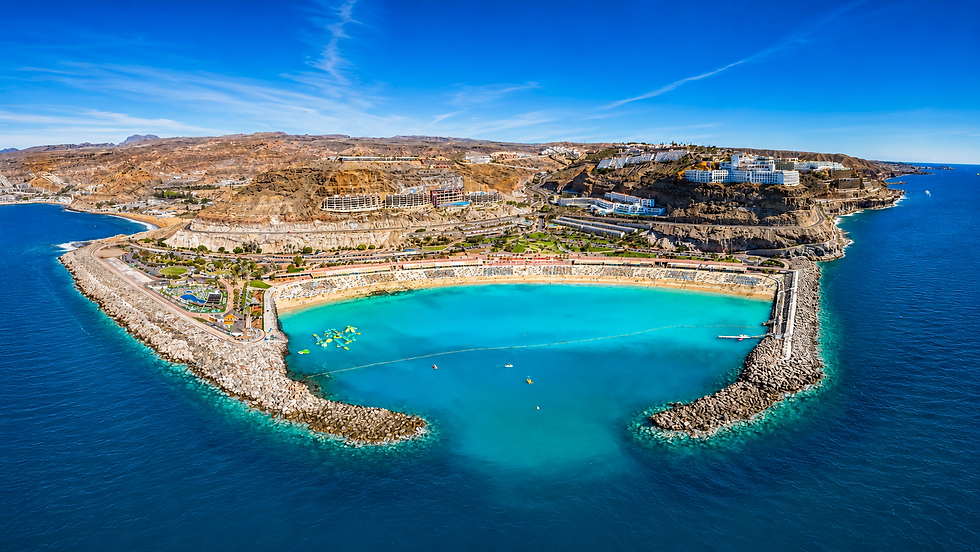 Panoramica del Balcón de Amadores a Gran Canaria con spiaggia, mare turchese e zona residenziale turistica affacciata sulla baia.