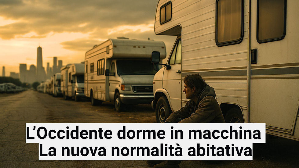 Uomo seduto accanto a un camper parcheggiato, con una lunga fila di veicoli simili al tramonto, a simboleggiare la nuova realtà abitativa nelle Isole Canarie, dove sempre più persone vivono in auto o camper per via della crisi degli alloggi e degli affitti elevati