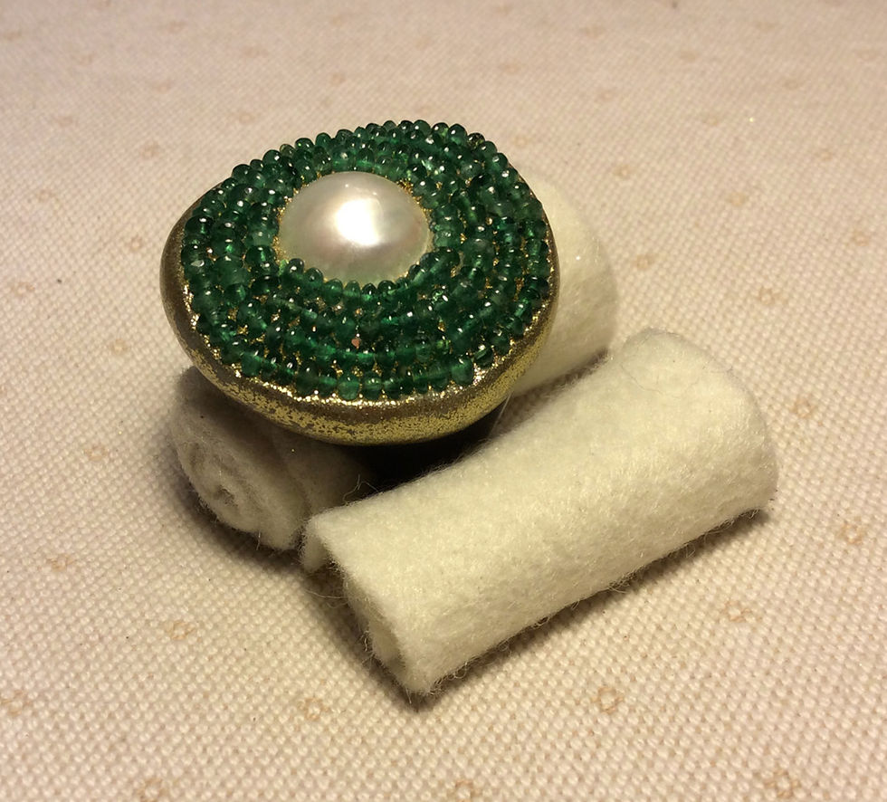 Anello radice di smeraldo e perla