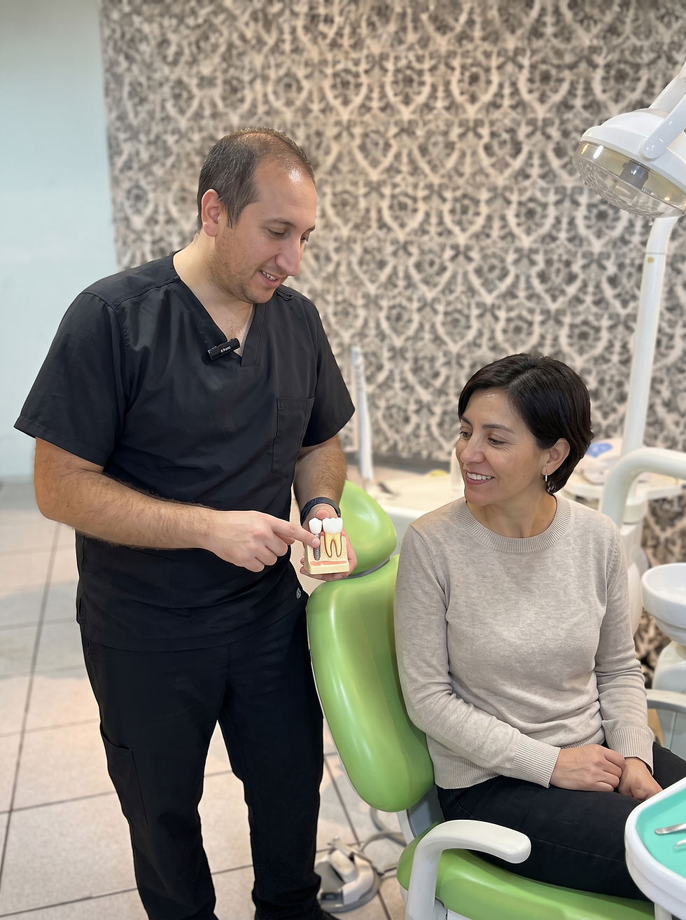 Doctor_explaining_dental_implant…_2K_202607271043.jpeg