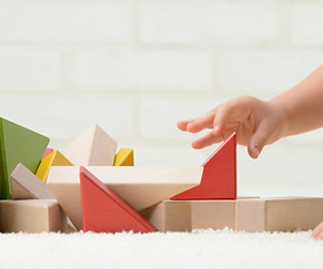 Bebé que juega con bloques de construcción