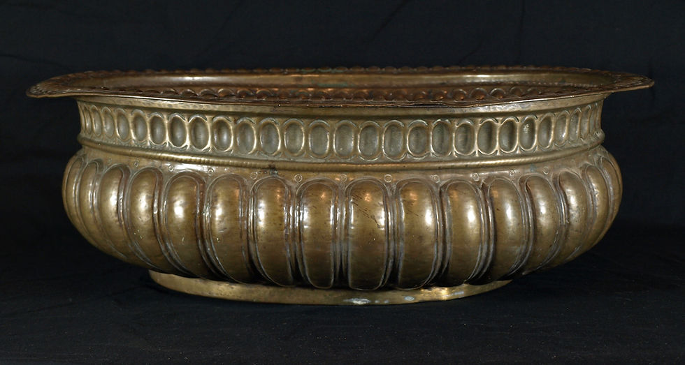 A large oval brass wine cooler, 17th/18th century  (Q21)