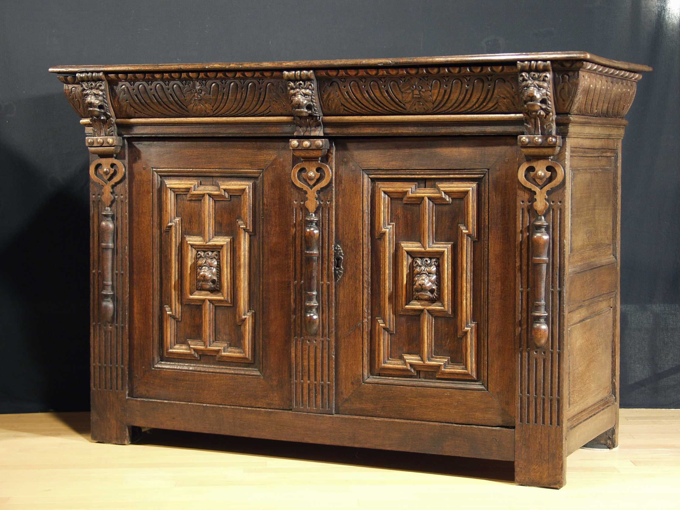 A Flemish oak buffet, 17th century (H25)