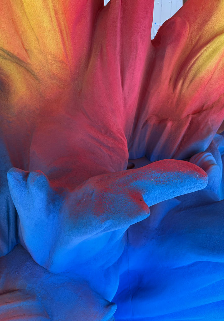 Gros plan des couleurs de la sculpture monumentale BLOOM réalisée par Stéphane Parain.