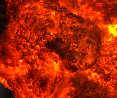 Gros plan d'une installation d'art contemporain, sculpture lumineuse d'une explosion de feu réaliste.  Stéphane Parain