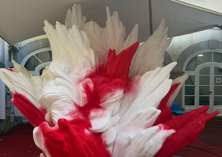 Etape de peinture de la sculpture monumentale BLOOM réalisée par Stéphane Parain.